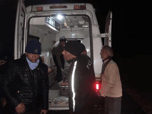 खाई में गिरी कार, उत्तराखण्ड पुलिस द्वारा किया गया रेस्क्यू