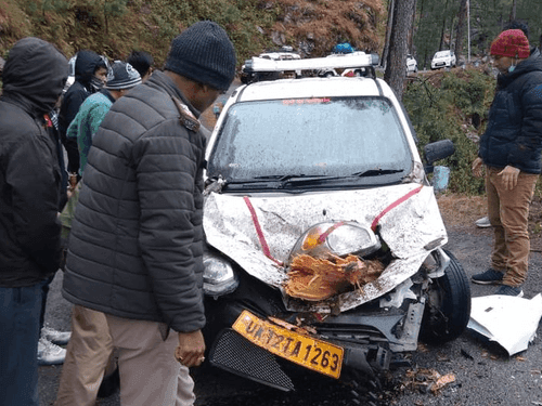 वाहन के ऊपर गिरा पेड़, पुलिस टीम द्वारा किया गया रेस्क्यू