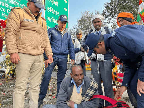 Image for मिर्गी का दौरा पड़े कावड़िये के लिए देवदूत बनी हरिद्वार पुलिस