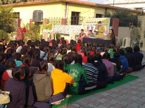 महिला हेल्पलाइन टनकपुर द्वारा छात्र-छात्राओं को किया गया जागरूक