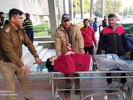 उत्तराखण्ड पुलिस के जवान बने घायलों के मददगार