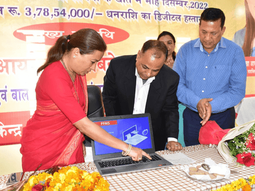 Image for कैबिनेट मंत्री रेखा आर्य द्वारा लाभार्थियों के खाते में डाली गई धनराशि