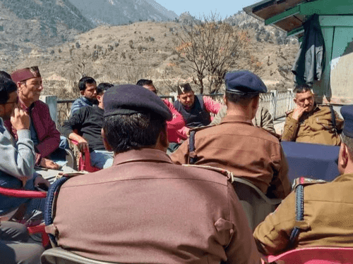Image for सी.ओ. बड़कोट ने ली व्यापार मंडल एवं टैक्सी यूनियन के पदाधिकारियों के साथ गोष्ठी