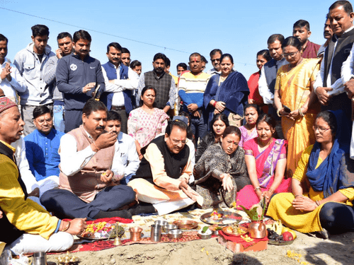 कैबिनेट मंत्री रेखा आर्य ने फुटबॉल मैदान का किया शिलान्यास
