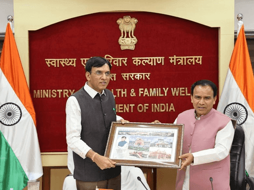 Image for मंत्री डाॅ0 धन सिंह रावत ने केंद्रीय स्वास्थ्य मंत्री के साथ की बैठक