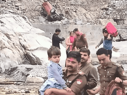 Image for अनियंत्रित होकर खाई में गिरी कार, पुलिस द्वारा किया गया रेस्क्यू