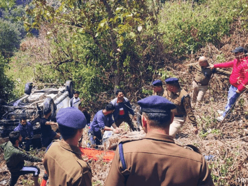 खाई में गिरी कार, उत्तराखण्ड पुलिस द्वारा किया गया रेस्क्यू