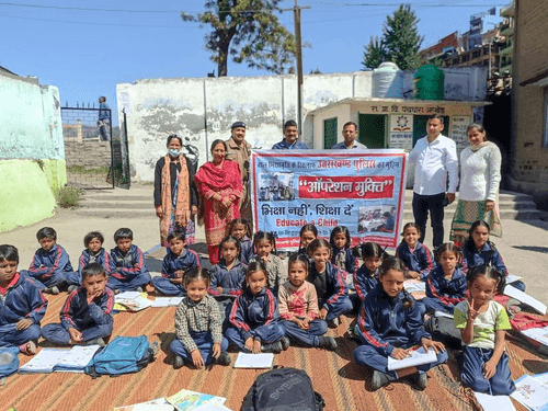 अल्मोड़ा नगर क्षेत्र में भिक्षावृत्ति व बाल श्रम में लिप्त बच्चों का स्कूल में दाखिला हेतु किया चिन्हीकरण