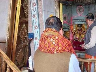 मुख्यमंत्री पुष्कर सिंह धामी ने की नैना देवी मंदिर में पूजा अर्चना