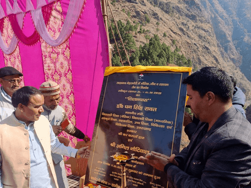 मंत्री डाॅ0 धन सिंह रावत ने इंटर कॉलेज में लैब के निर्माण कार्य का किया शिलान्यास
