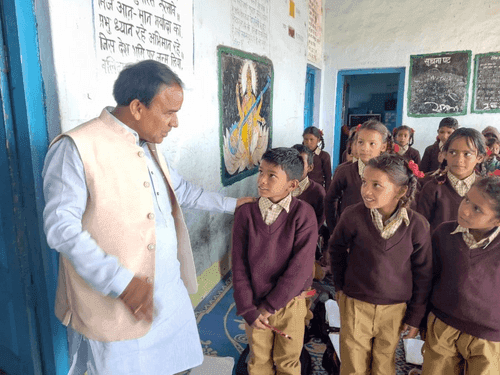 मंत्री डाॅ. धन सिंह रावत ने प्राथमिक विद्यालय एवं आंगनबाड़ी का किया निरीक्षण