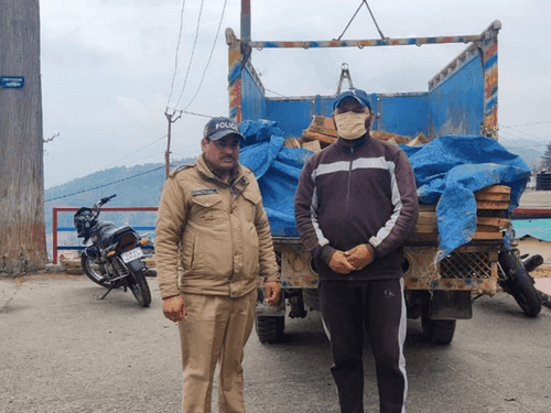 Image for चीड़ की अवैध बल्ली व तख्ते भरकर ले जा रहा व्यक्ति गिरफ्तार