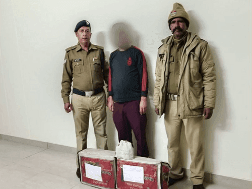 02 पेटी अवैध अंग्रेजी शराब के साथ अभियुक्त गिरफ्तार