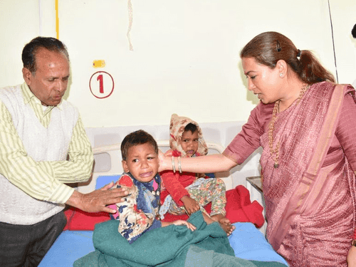 कैबिनेट मंत्री रेखा आर्य ने सड़क हादसे में घायल हुए लोगों का हालचाल जाना