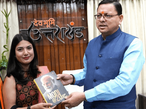 सीएम धामी ने दिव्या नेगी को किया सम्मानित