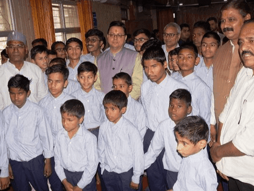 सीएम धामी ने दिव्यांग बच्चों के स्कूल में बच्चों से की मुलाकात