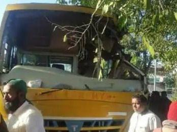 Image for छात्रों से भरी बस पेड़ से जा टकराई