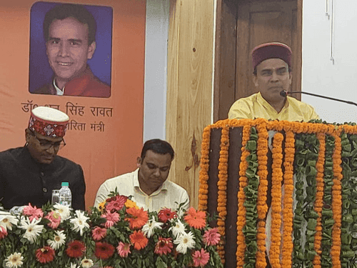 मंत्री डाॅ0 धन सिंह रावत ने सहकारिता विभाग के अधिकारियों के साथ की बैठक