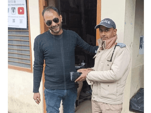 Image for उत्तराखण्ड पुलिस ने खोये हुए पर्स को किया उसके मालिक के सुपुर्द