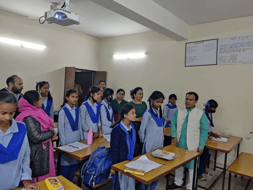 मंत्री डाॅ0 धन सिंह रावत ने राजकीय कन्या माध्यमिक विद्यालय खुड़बुड़ा का किया निरीक्षण