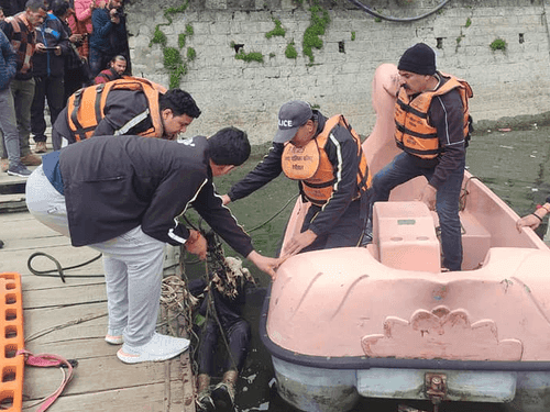 नैनीताल पुलिस ने डूबे हुए व्यक्ति को निकाला झील से बाहर