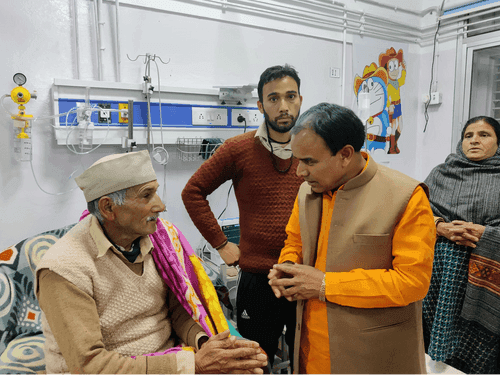 Image for मंत्री डाॅ0 धन सिंह रावत ने उत्तरकाशी जिला अस्पताल का किया निरीक्षण