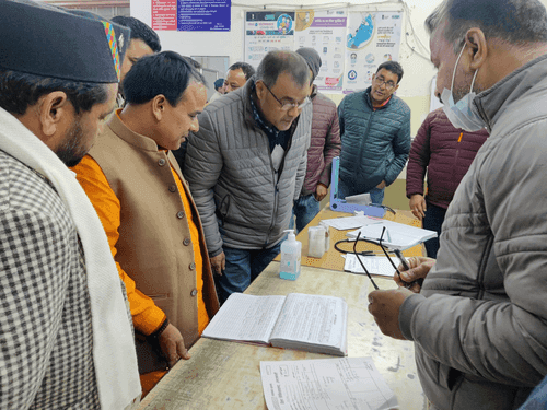 Image for मंत्री डाॅ0 धन सिंह रावत ने उत्तरकाशी जिला अस्पताल का किया निरीक्षण