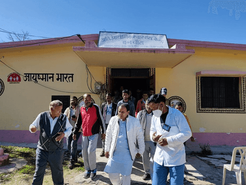Image for मंत्री डाॅ0 धन सिंह रावत ने प्राथमिक स्वास्थ्य केंद्र, बनचौरा का किया निरीक्षण