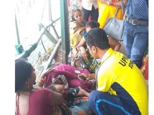Image for बालिका का स्वास्थ्य खराब होने पर एसडीआरएफ टीम द्वारा दिया गया प्राथमिक उपचार