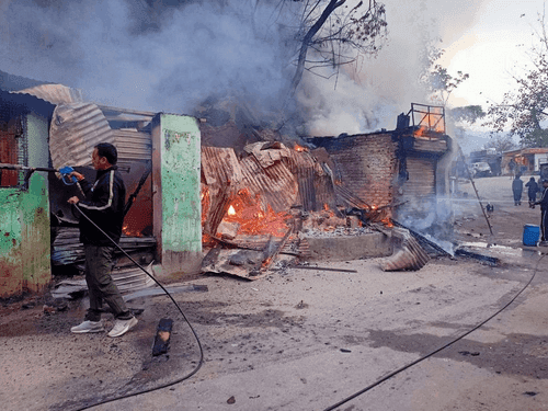Image for नंदप्रयाग बाजार के दुकानों में लगी आग पर फायर यूनिट ने पाया काबू