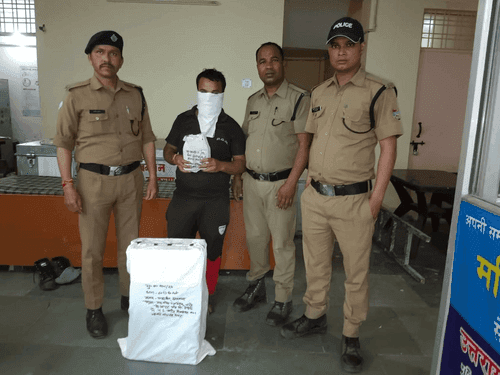 Image for शराब परिवहन करते हुए एक व्यक्ति को किया गया गिरफ्तार