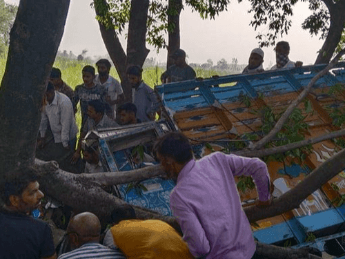 Image for अनियंत्रित होकर पेड़ से टकराया ट्रक, घायल को किया गया रेस्क्यू