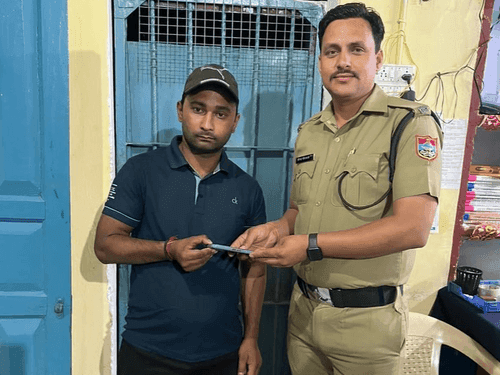 Image for खोये हुये फोन को बागेश्वर पुलिस ने किया उसके मालिक के सुपुर्द
