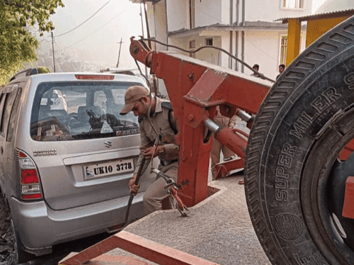 Image for उत्तरकाशी पुलिस द्वारा नो पार्किंग के खिलाफ चलाया गया अभियान