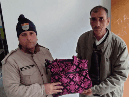 Image for उत्तरकाशी पुलिस के जवान ने यात्री का खोया बैग तलाश कर लौटाया वापस