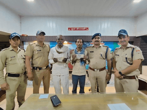 बुजुर्ग की खोई हुई धनराशि को उधम सिंह नगर पुलिस ने किया उनके सुपुर्द