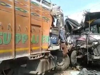 Image for ट्रक को मारी टक्कर, कई घायल