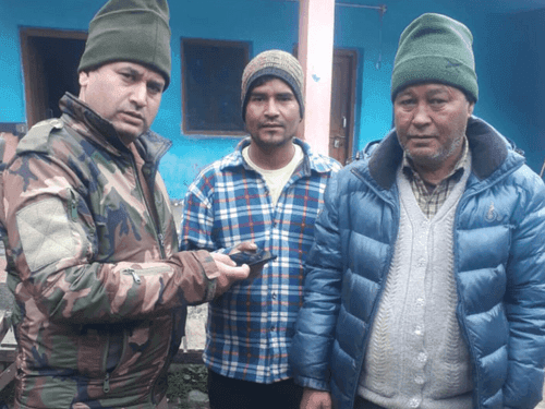 उत्तरकाशी पुलिस ने खोये हुये मोबाइल फोन को किया उसके मालिक के सुपुर्द