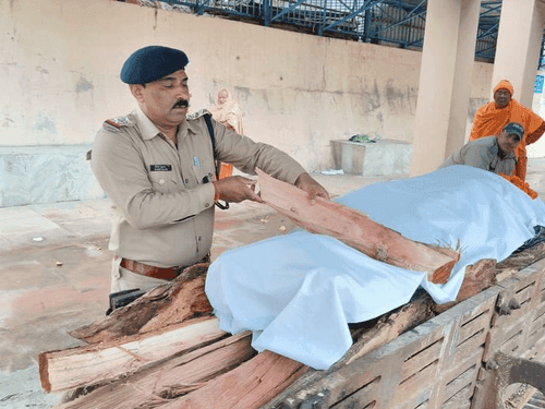 Image for बुजुर्ग श्रद्धालु के लिए सहारा बनी उत्तराखण्ड पुलिस