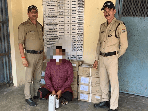 Image for 11 पेटी अंग्रेजी शराब की तस्करी करते हुए अभियुक्त गिरफ्तार