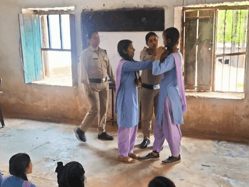 अल्मोड़ा पुलिस द्वारा छात्राओं को आत्मरक्षा के लिए किया गया जागरूक