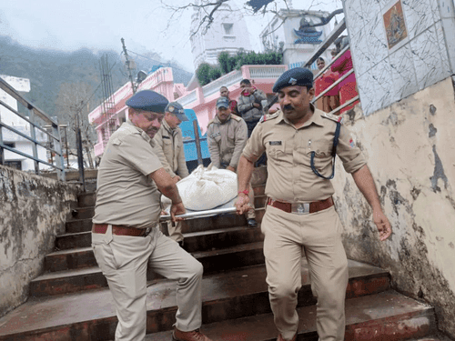 Image for चारधाम यात्रा में श्रद्धालुओं की सेवा में तत्पर उत्तराखण्ड पुलिस