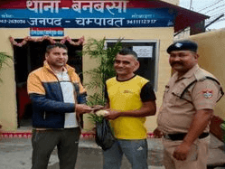 चंपावत पुलिस ने खोये हुये फोन को किया उसके मालिक के सुपुर्द