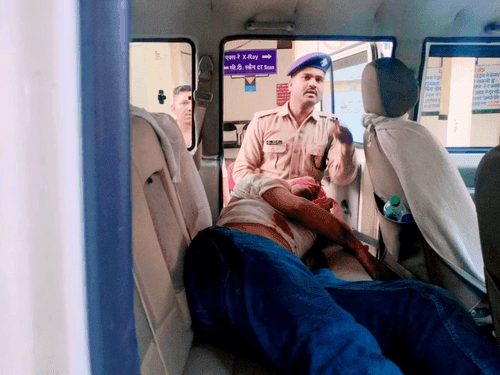 बाइक दुर्घटना में घायल हुए लोगों को पुलिस ने दिया प्राथमिक उपचार