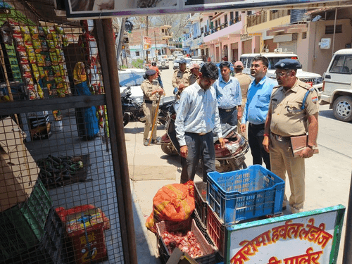 अल्मोड़ा पुलिस द्वारा हटाया गया सड़क मार्गों पर किए गये अस्थाई अतिक्रमण