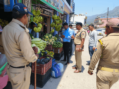 Image for अल्मोड़ा पुलिस द्वारा हटाया गया सड़क मार्गों पर किए गये अस्थाई अतिक्रमण