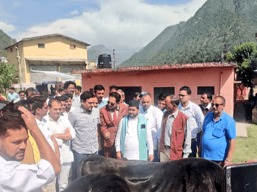 पशुपालन मंत्री सौरभ बहुगुणा ने चिन्यालीसौड़ क्षेत्र का किया भ्रमण
