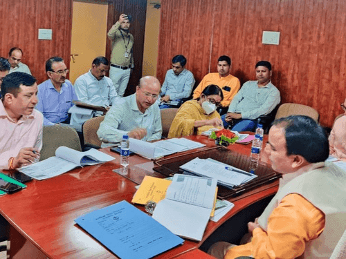 मंत्री डाॅ0 धन सिंह रावत ने विद्यालयी शिक्षा विभाग के अधिकारियों के साथ की बैठक