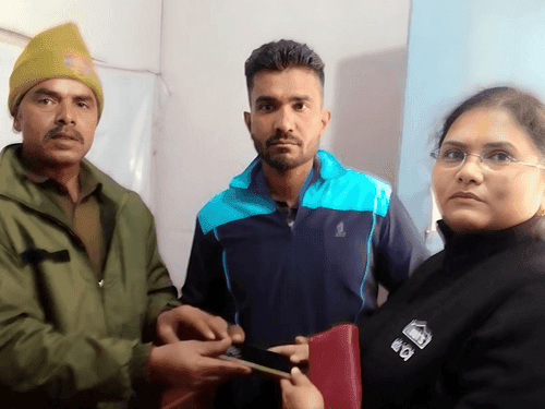 खोये हुये फोन को ढूढंकर किया उसके मालिक के सुपुर्द