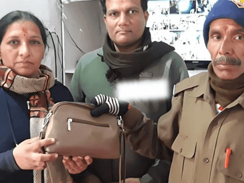 श्री बद्रीनाथ में श्रद्धालु द्वारा अपना खोया पर्स वापस मिलने पर जवान का आभार प्रकट किया गया